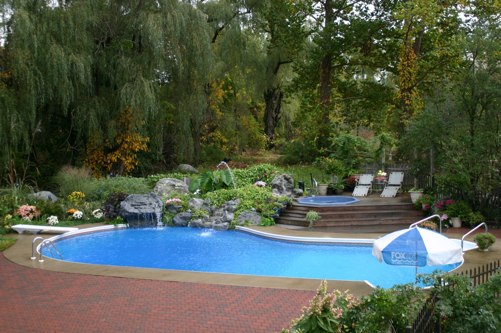 A custom vinyl liner pool installed by Foxx Pools